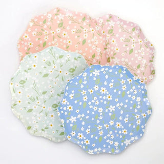 Ditsy Floral Dinner PlatesAdd a touch of springtime beauty to your party table with these pretty plates. They feature a fabulous floral pattern with a stylish scalloped edge.

Each set has foMeri Meri