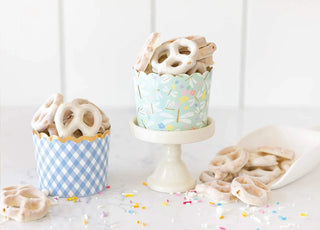 GOLD FOILED DRAGONFLY GINGHAM BAKING CUPSOur brand new food cups are perfect for baking cupcakes right in the oven. But don't limit yourself, there are so many great uses for them: add candy and wrap in celMy Mind’s Eye