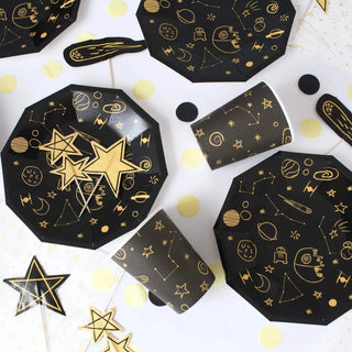 Galaxias Small PlatesFeaturing yellow and dark colors, the Galaxias plates are inspired on space adventures and will take your decoration to another dimension! 
Package contains 8 sturdyPooka Party