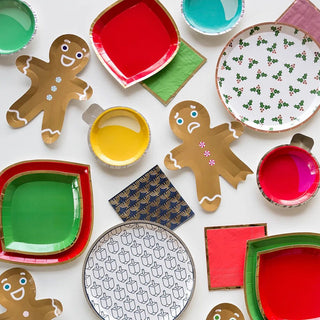 Gingerbread Man PlatesThese Gingerbread plates are perfect for Christmas parties, cookie swaps and white elephant gifts. Each pack comes with two of each style and are the perfect size foJollity & Co