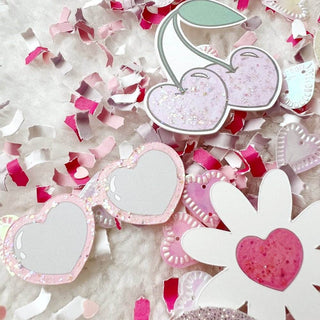 Retro Love ConfettiThe Mini Size Bags of this Retro Love Confetti Mix includes:• 1 /4 cup of confetti in pink, lavender and white• 11 cutouts including 3 sets of cherries, 3 daisies, 3Festive Fetti
