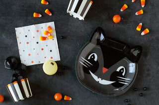 VINTAGE HALLOWEEN CAT PAPER PLATESKeep your Halloween goodies spooky with this cat shaped plate. Pair these party plates with our skeleton plates, Halloween napkins, food cups and straws to create a My Mind’s Eye
